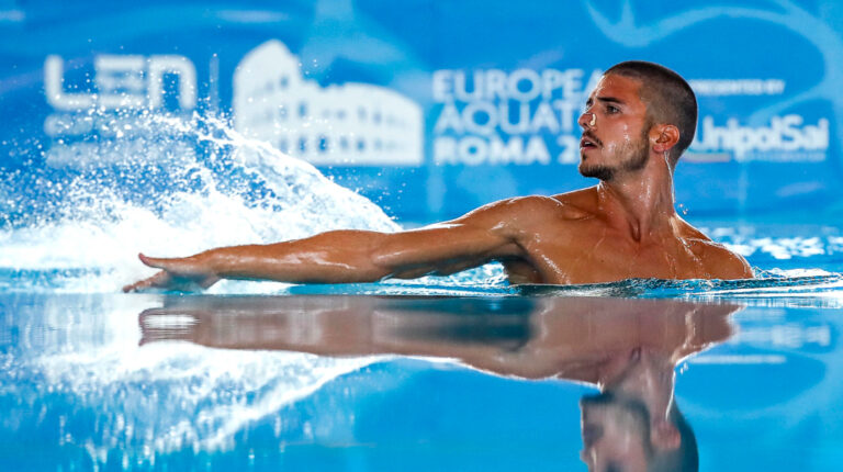 El italiano Giorgio Minisini, campeón mundial en natación artística en 2022.