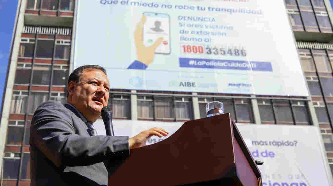 Juan Zapata, ministro del Interior, durante el lanzamiento de una campaña para combatir las extorsiones
