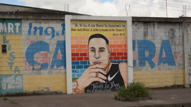Mural de la cara de Junior Roldán, alias 'JR' en una calle en El Triunfo, donde es oriundo. Guayas, 12 de marzo de 2021.