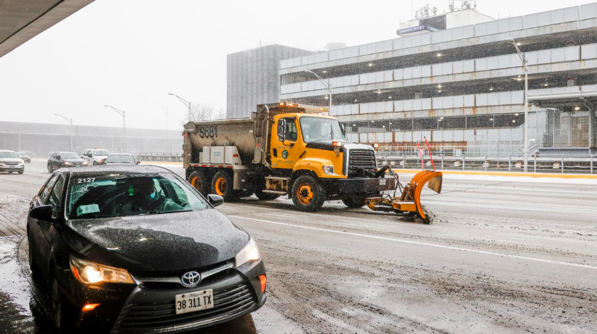 Máquinas quitanieves despejan la carretera de acceso al Aeropuerto Internacional O'Hare en Chicago, Illinois, de los estragos de la tormenta de invierno que amenaza con cerrar el tráfico aéreo en Estados Unidos, el 22 de diciembre de 2022.