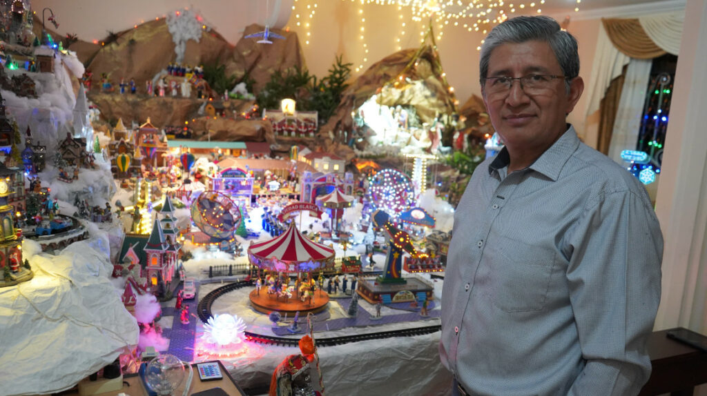 Enorme pesebre de 1.000 piezas enciende un hogar en Guayaquil