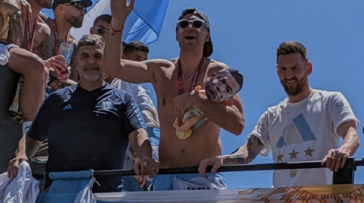 Emiliano 'Dibu' Martínez con un muñeco con la cara de Mbappé en las celebraciones de Argentina, el 20 de diciembre de 2022.