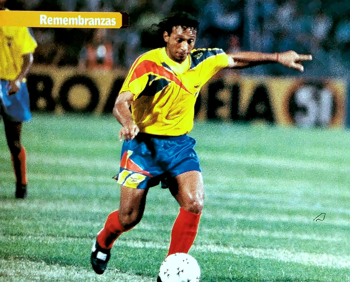 Carlos Muñoz con la camiseta de la selección ecuatoriana. 