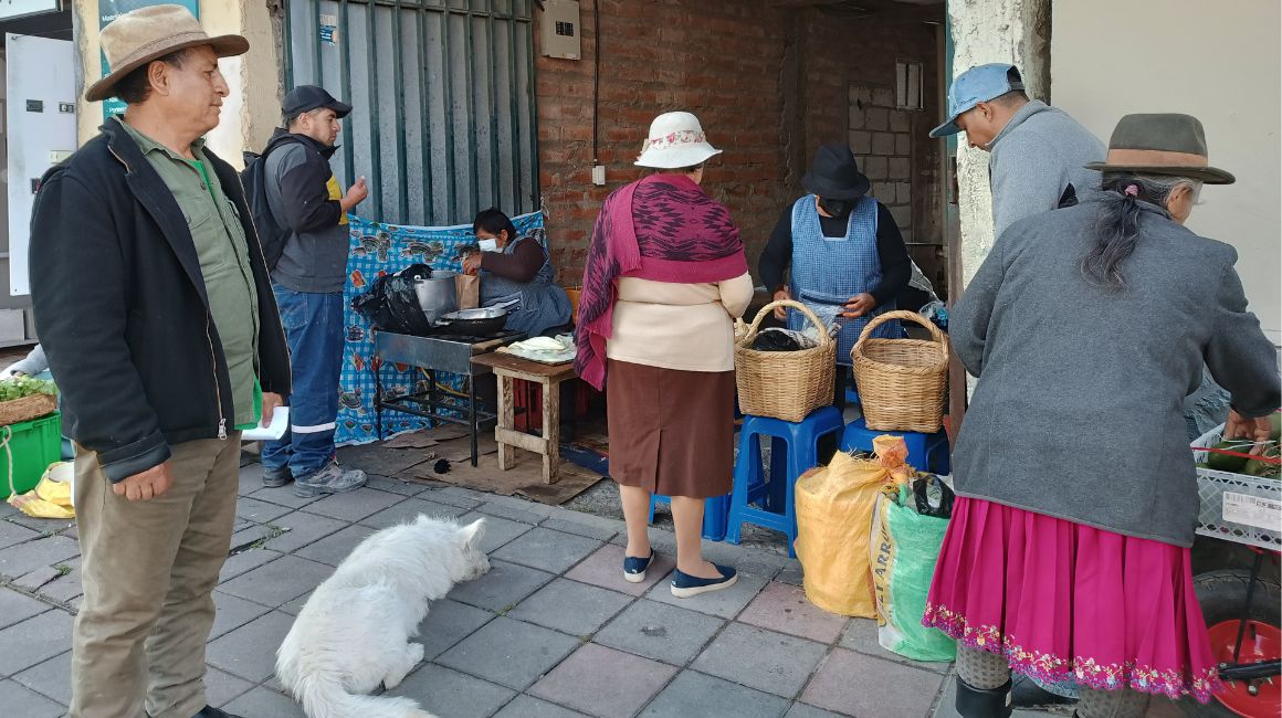 Vendedoras atienden a clientes en una calle de Déleg el 22 de diciembre de 2022. 