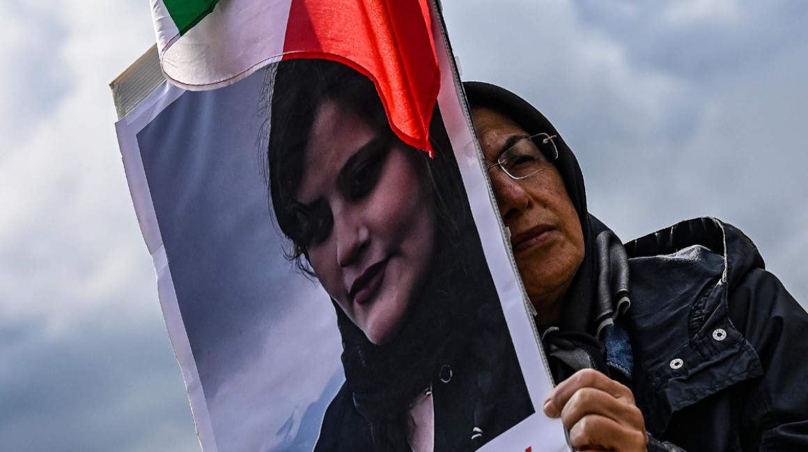Una mujer participa de las protestas en Irán, en septiembre de 2022.