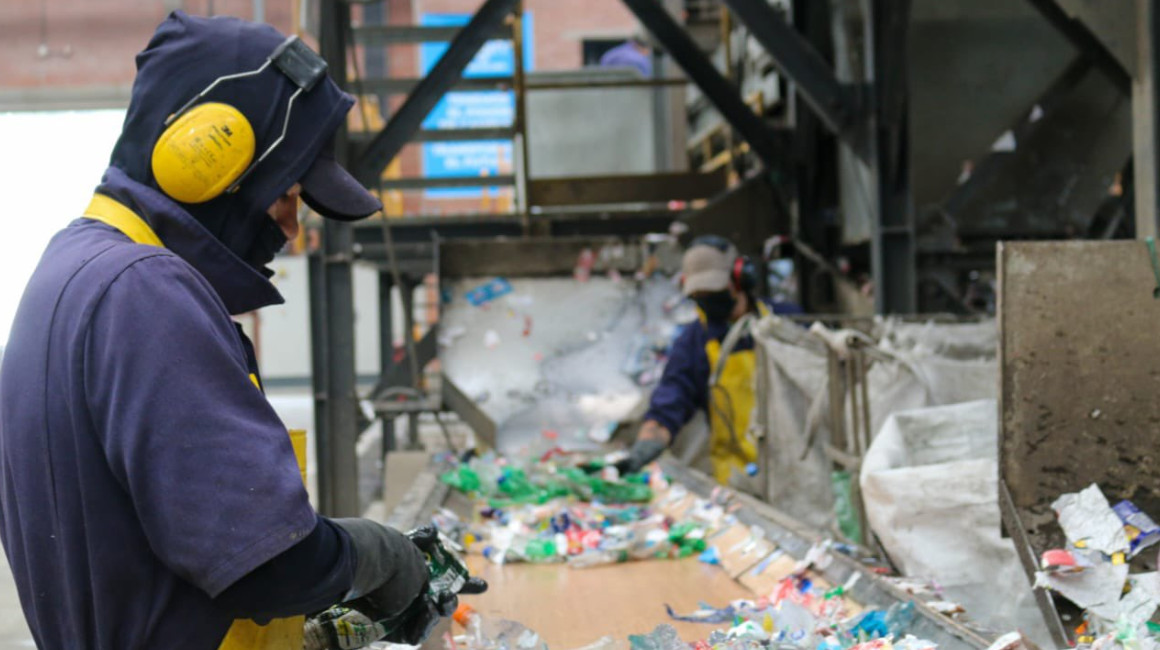 Trabajadores de una empresa que recicla botellas de plástico, en noviembre de 2022.