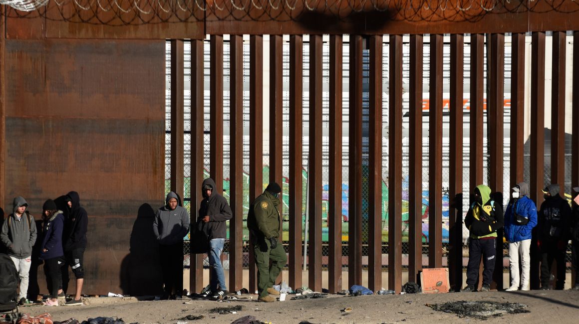 Migrantes en la valla que separa México de Estados Unidos el 23 de diciembre de 2022.