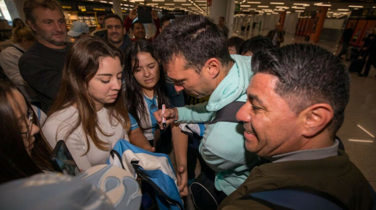 El entrenador de la selección argentina, Lionel Scaloni, firma autógrafos al llegar a Mallorca el 27 de diciembre de 2022.