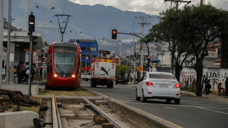 El tranvía se desplaza por la Avenida de las Américas, en el sur de Cuenca, en noviembre de 2022.
