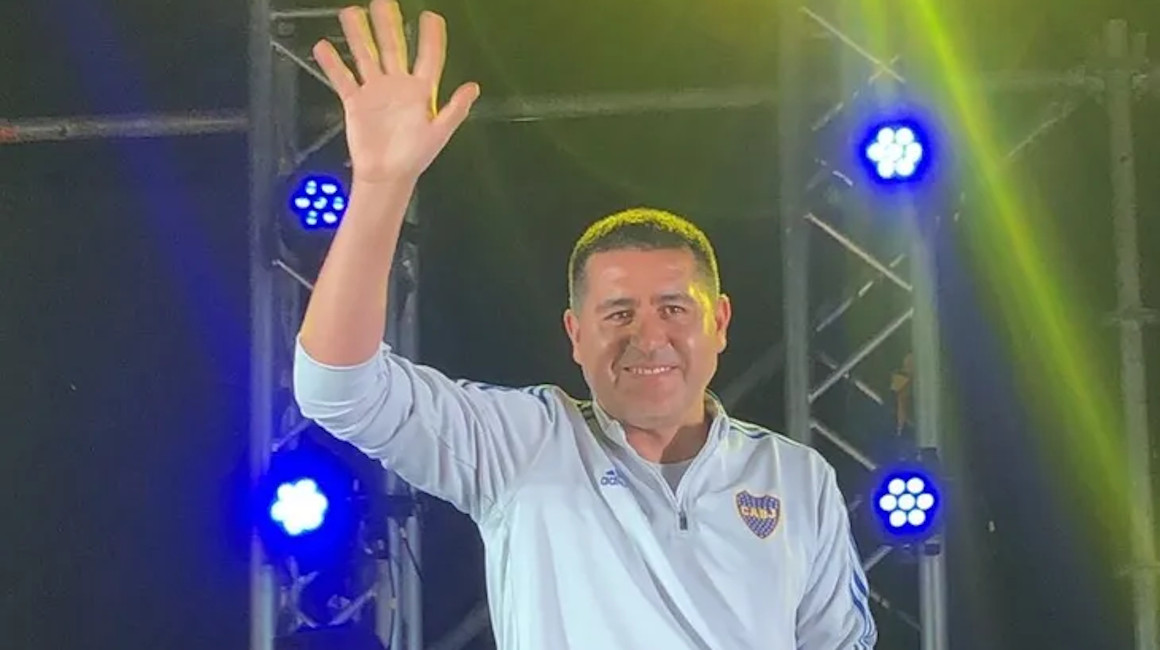 Juan Román Riquelme saluda a los hinchas de Boca Juniors luego de lanzar su candidatura a la presidencia del club, el 27 de diciembre de 2022.