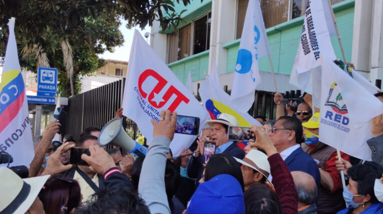 Protesta de la Central Unitaria de Trabajadores (CUT) en las inmediaciones del IESS, en Quito. Exigen posesión de Richard Gómez, como vocal de los afiliados. Foto del 28 de diciembre de 2022.