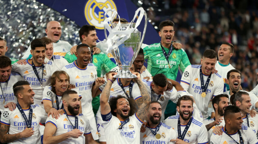 El Real Madrid levanta el trofeo de campeón de la Champions League.