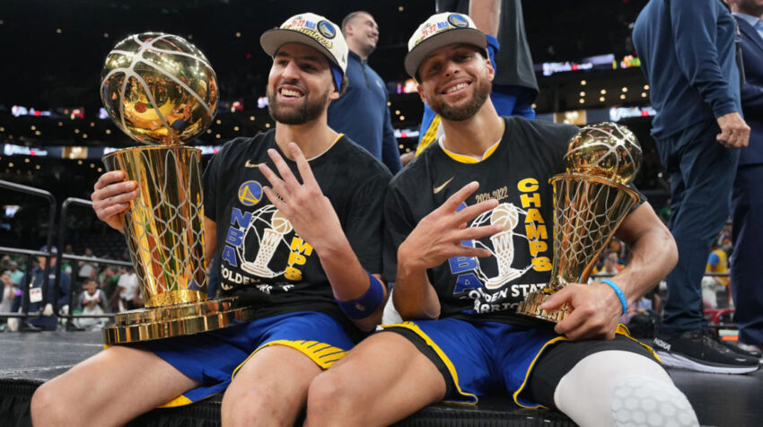 Stephen Curry celebra tras ganar el título de la NBA, el cuarto en los últimos ocho años para los Warriors.