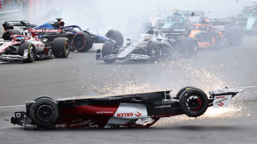 El chino Guanyou Zhou se da la vuelta con su monoplaza en el Gran Premio de Gran Bretaña de la Fórmula 1. 