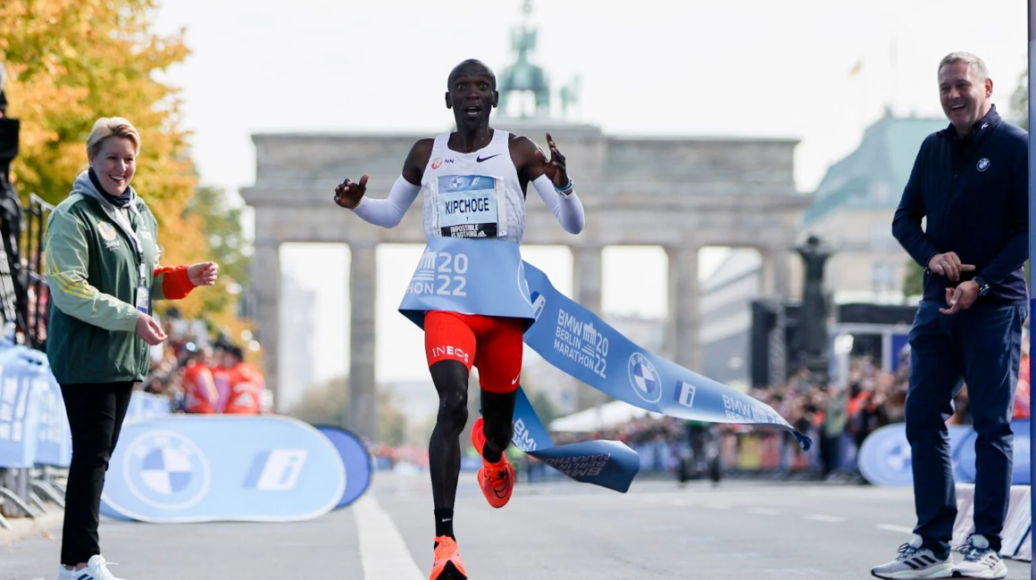 El etíope Eliud Kipchoge completa la Maratón de Berlín en dos horas, un minuto y nueve segundos y rompe el récord mundial en esta distancia.