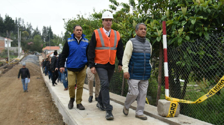 Pedro Palacios (centro), alcalde de Cuenca, durante una vista a la obra de pavimentación en el sector de la vía Miraflores, el 7 de octubre de 2022.