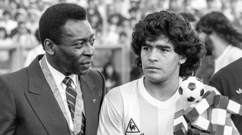 Pelé, junto a Maradona, en un partido entre Italia y Argentina en Suiza, el 10 de junio de 1987.