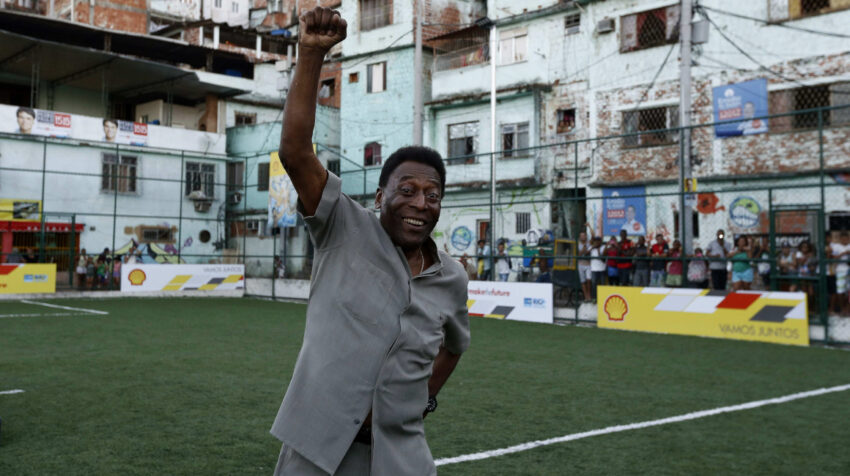 Pelé saluda durante una presentación de una cancha de fútbol en Río de Janeiro, el 10 de septiembre de 2014.