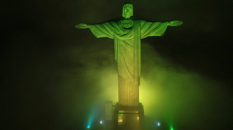 Fotografía aérea del Cristo Redentor iluminado con los colores de la bandera de Brasil en tributo a Pelé, el 29 de diciembre de 2022.