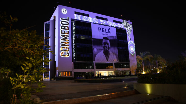Fotografía cedida por la Conmebol que muestra su fachada iluminada en honor a Pelé, el 29 de diciembre de 2022, en Luque (Paraguay).