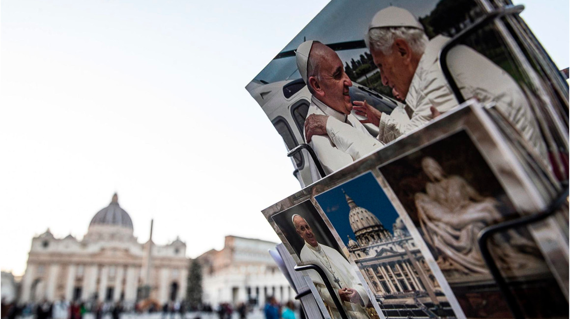 Postales en la plaza San Pedro, en el Vaticano, que muestran al papa Francisco y a Benedicto XVI, el 28 de diciembre de 2022. 