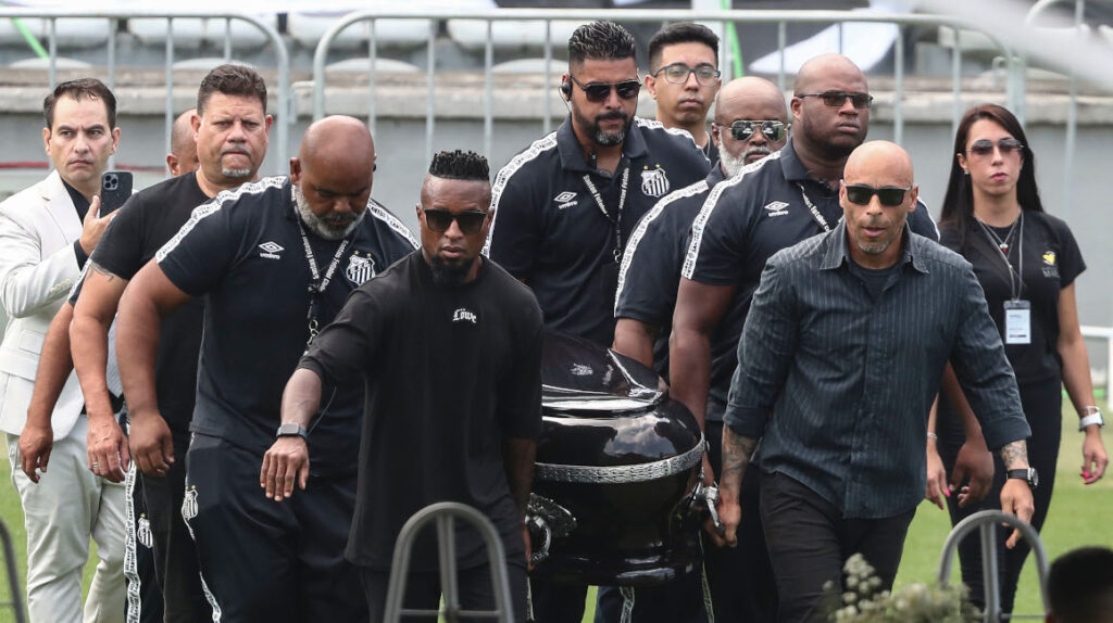 Brasileños dan el último adiós a Pelé en el estadio Vila Belmiro