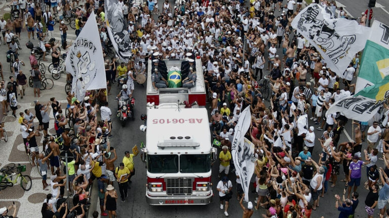 Un camión de bomberos transporta el féretro de Pelé, este martes 3 de enero de 2022, durante el paso del cortejo fúnebre por las calles de Santos, en dirección al cementerio donde será enterrado.