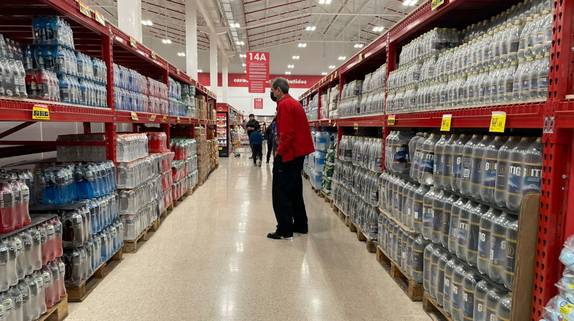 Un señor en un supermercado en Quito, en 2022.