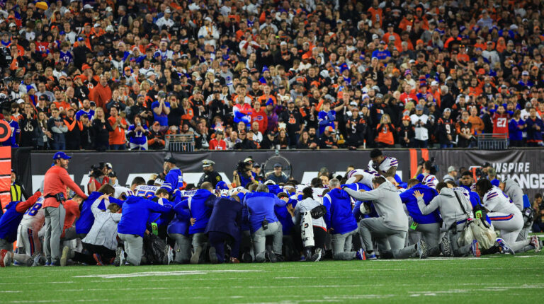 Los compañeros de equipo de Damar Hamlin, se arrodillan y piden en oración la mejoría del jugador de los Bills, el 2 de enero de 2023.