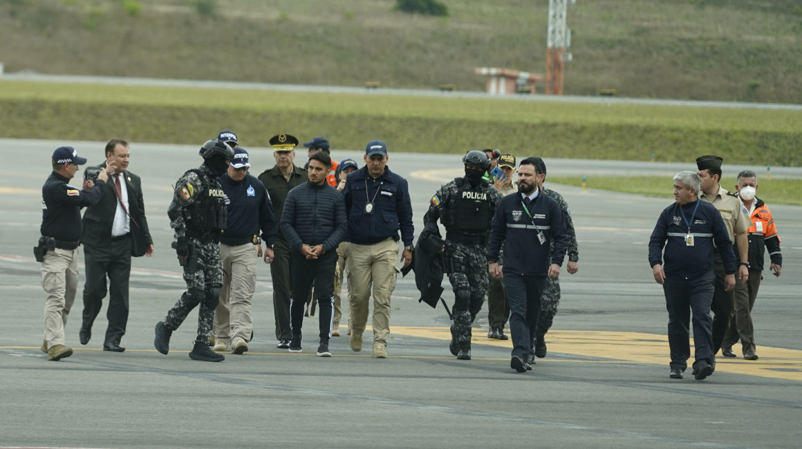 El exteniente de Policia, Germán Cáceres, durnate su llegada a Quito procedente de Bogotá, el 3 de enero de 2023.