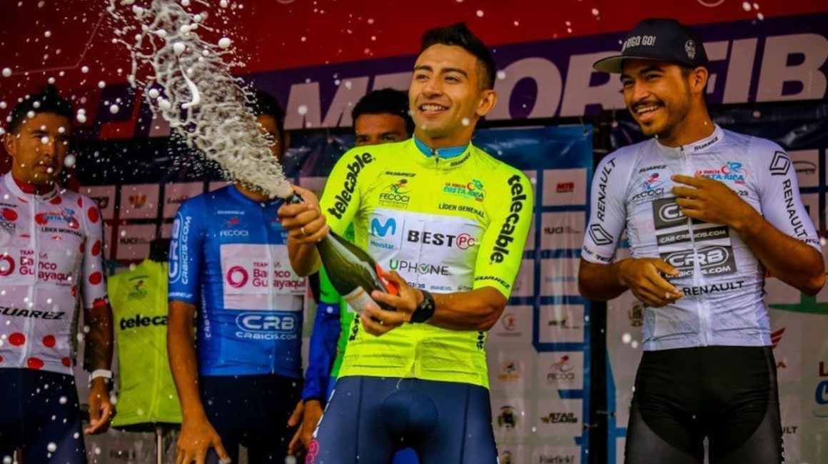 Marco Tulio Suesca celebra su título de la Vuelta a Costa Rica, el 25 de diciembre de 2022.