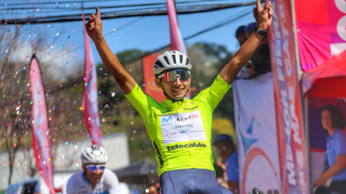 Marco Tulio Suesca, celebrando en la meta de la Etapa 10 de la Vuelta a Costa Rica.