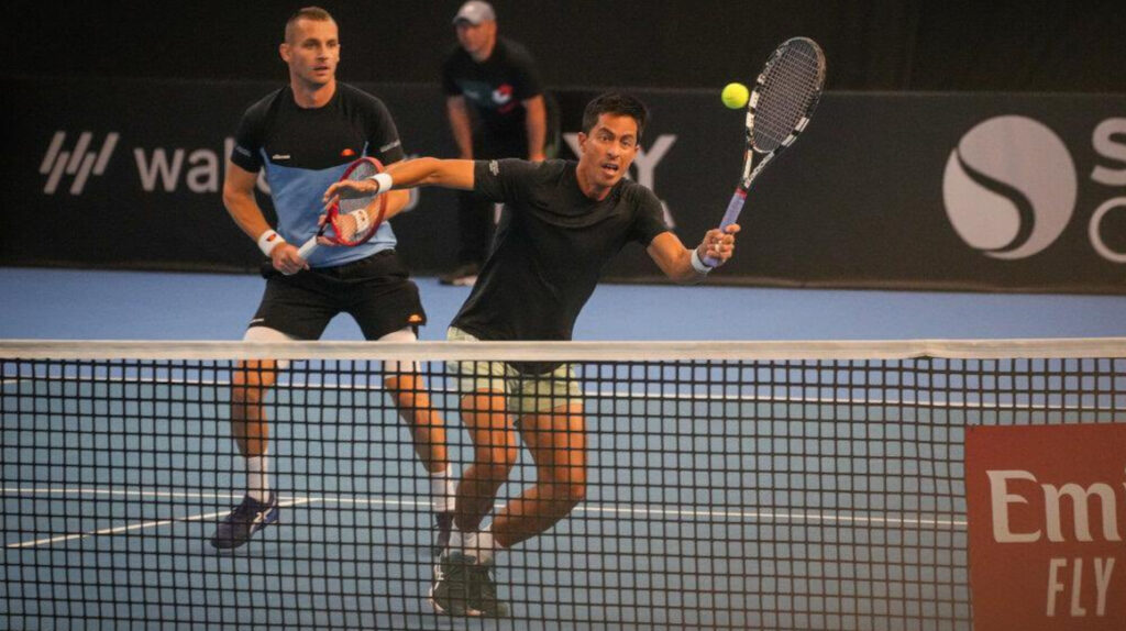 Escobar y Brkic avanzan a semifinales en el ATP 250 de Adelaida