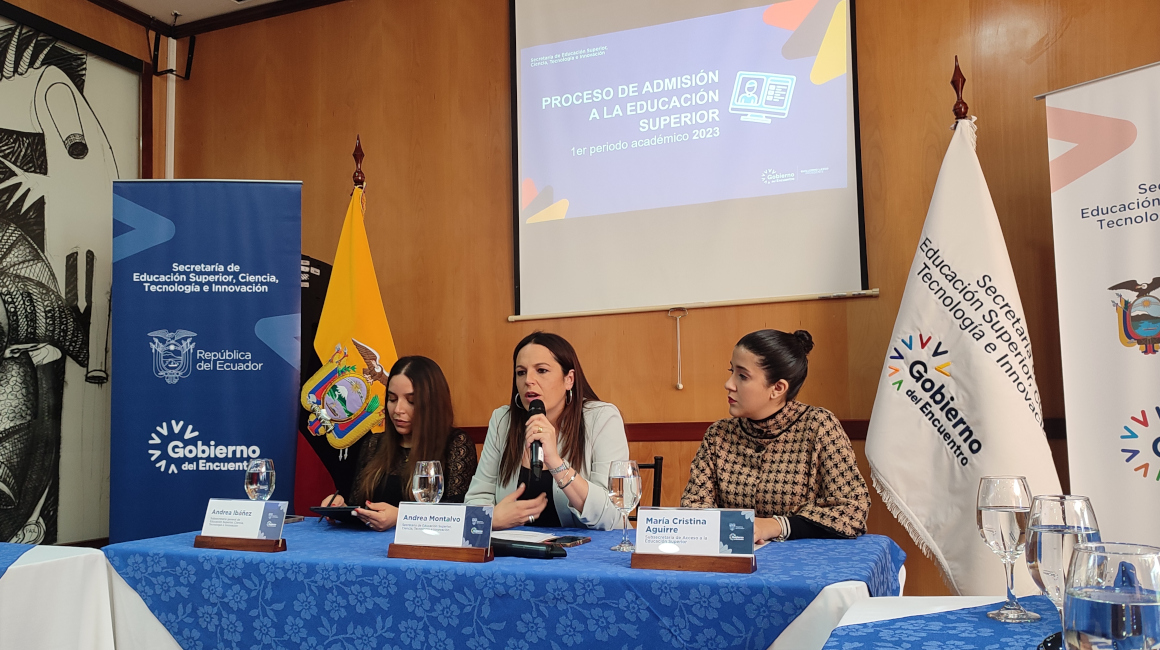 La titular de la Senescyt, Andrea Montalvo, explica el proceso de ingreso a las universidades públicas, el 6 de enero de 2023 en Quito.