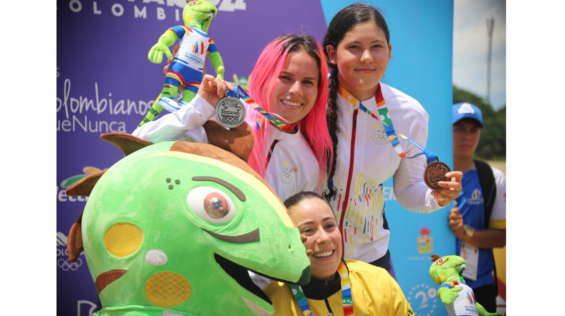 Doménica Mora, en el podio de los Juegos Bolivarianos con Doménica Azuero y Mariana Pajón.