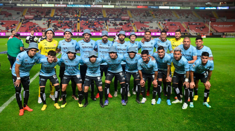 Los jugadores del Necaxa posan antes del encuentro por la Fecha 1 del torneo Clausura 2023 ante San Luis, el 6 de enero.