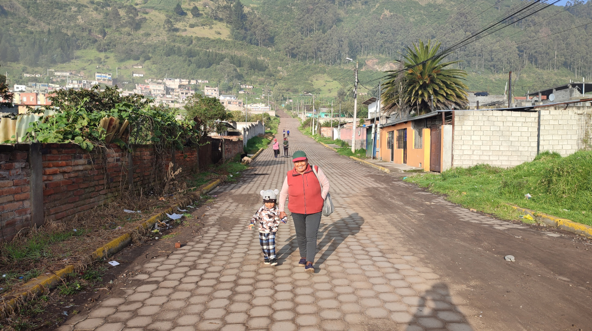 Una mujer camina en el barrio San Cristóbal junto a su nieta, el 5 de enero de 2023.