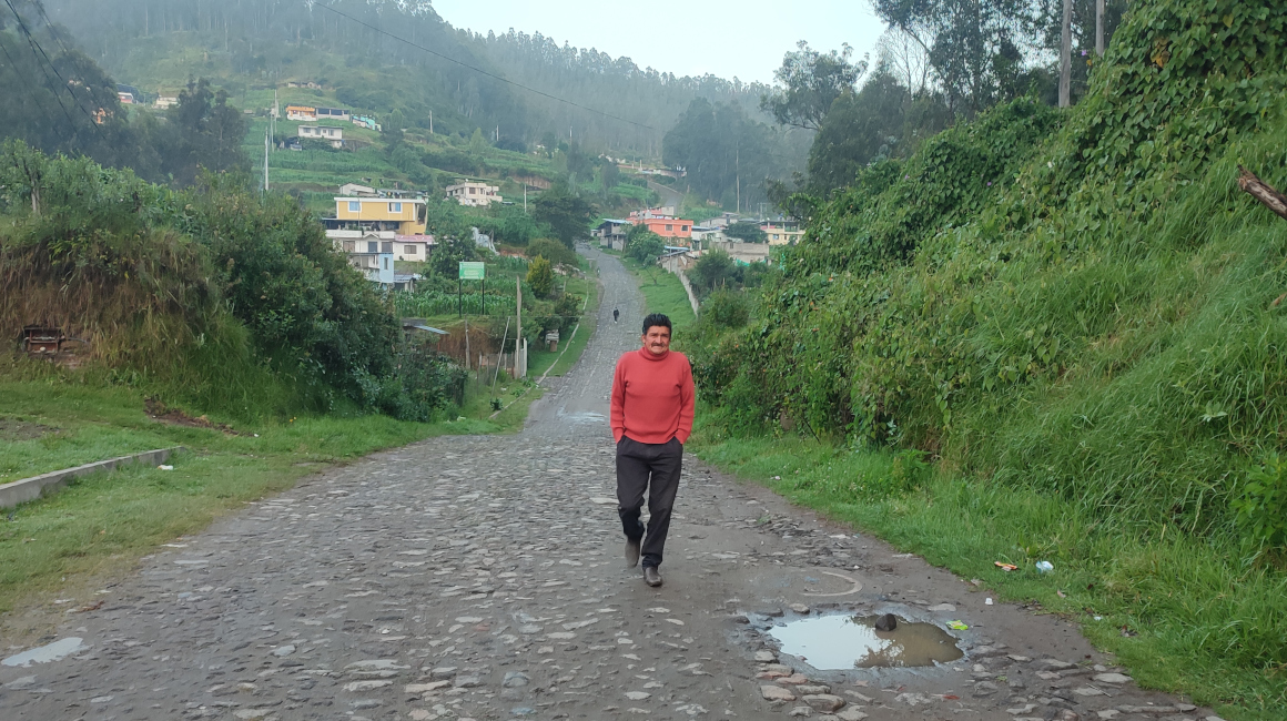 Manuel Suntaxi camina en el barrio Miranda Alto para llegar a la parada de bus más cercana, el 5 de enero de 2023.