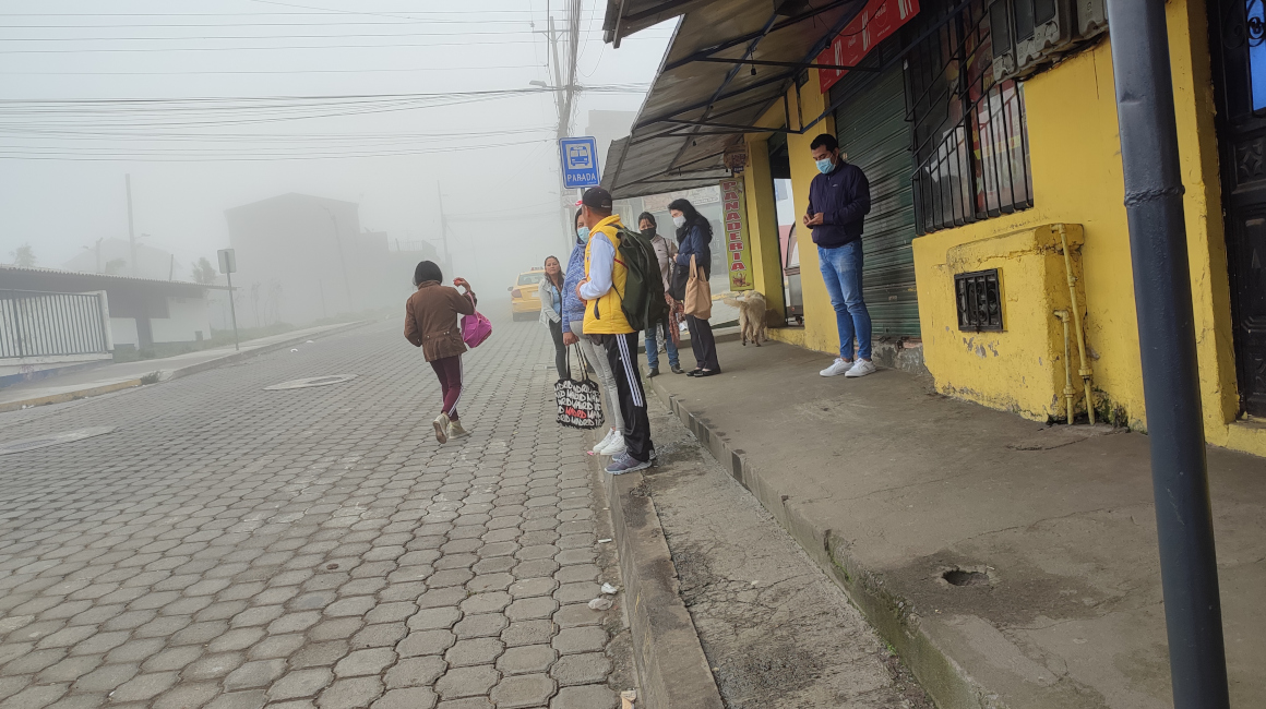 Un grupo de personas esperan un bus en el barrio San Cristóbal, el 6 de enero de 2023.