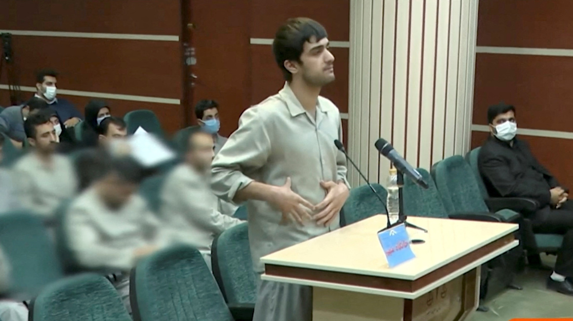 Mohammad Mehdi Karami habla en una sala del tribunal antes de ser ejecutado junto a Seyyed Mohammad Hosseini, por presuntamente matar a un miembro de las fuerzas de seguridad durante las protestas en Irán.