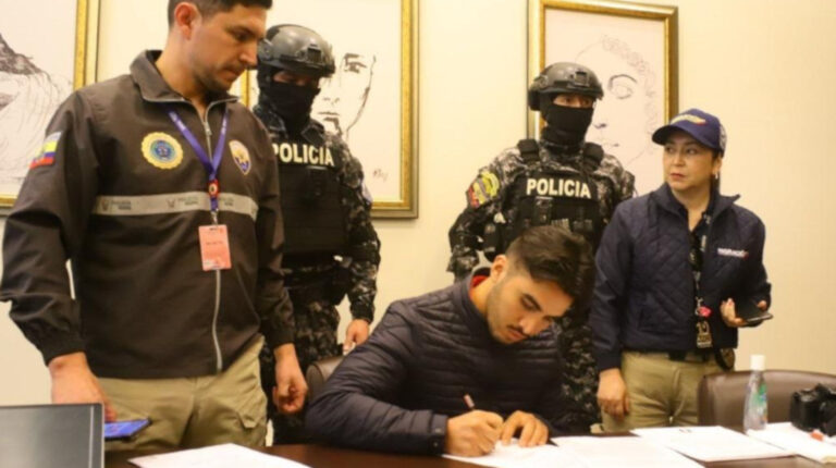 Germán Cáceres firma los documentos de control migratorio, el 3 de enero de 2023, en el aeropuerto Mariscal Sucre de Quito.
