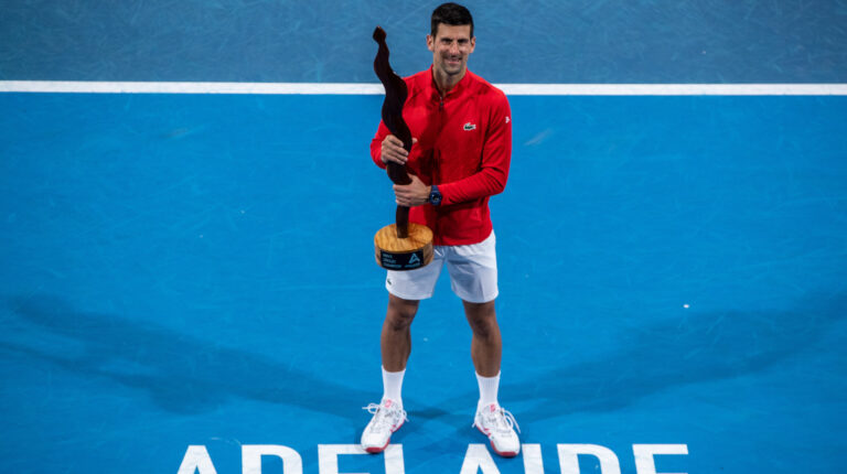 El tenista serbio Novak Djokovic celebra su título de campeón en el ATP Adelaida, el 8 de enero de 2023.