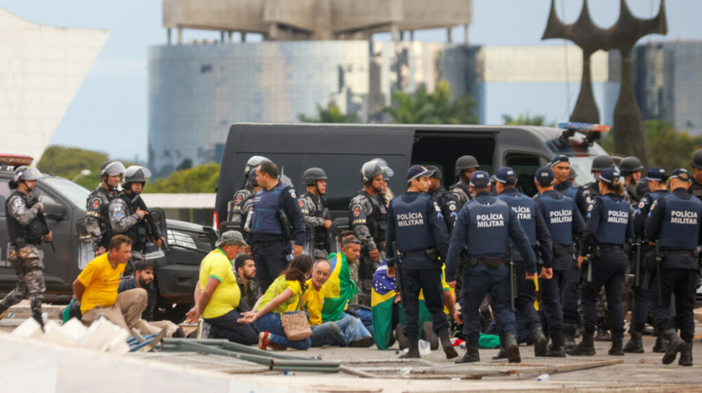 Brasil: Policía recupera el control del Congreso, Presidencia y Corte Suprema
