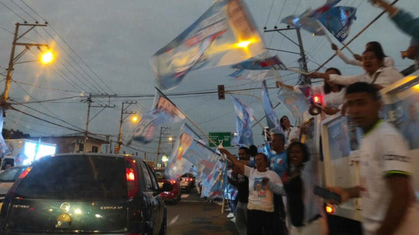 Simpatizantes de partidos y movimientos llegaron al debate de candidatos a la Prefectura de Manabí, el 8 de enero de 2023.