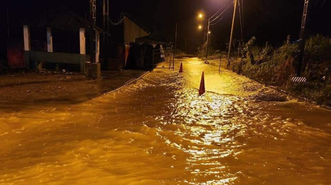 Imagen del estero Colayacu, en Tena, desbordado tras las intensas lluvias en la capital de Napo, el 8 de enero de 2023. 