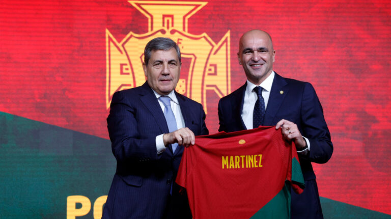 El presidente de la Federación Portuguesa de Fútbol (FPF) Fernando Gomes entrega una camiseta de la selección portuguesa al nuevo seleccionador Roberto Martínez en la Cidade do Futebol, Lisboa, el 9 de enero de 2023.