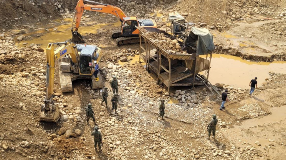 Un operativo contra la minería ilegal en Namirez, en Zamora Chinchipe, el 9 de enero de 2023.