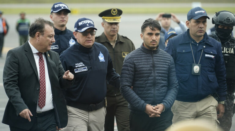 Juan Zapata (izq.), ministro del Interior, recibe a Germán Cáceres, presunto femicida de María Belén Bernal, en el Aeropuerto Mariscal Sucre de Quito, el 3 de enero de 2023.