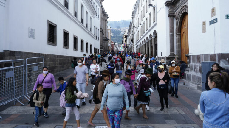 Personas en el Centro Histórico de Quito, en diciembre de 2022. 