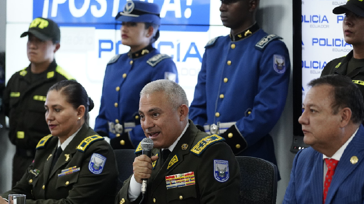 De izq. a der. Irany Ramírez, directora de la Escuela Superior de Policía, Fausto Salinas, comandante de la Policía, y Juan Zapata, ministro del Interior, durante la rueda de prensa de convocatoria al proceso de reclutamiento policial, el 11 de enero de 2023.